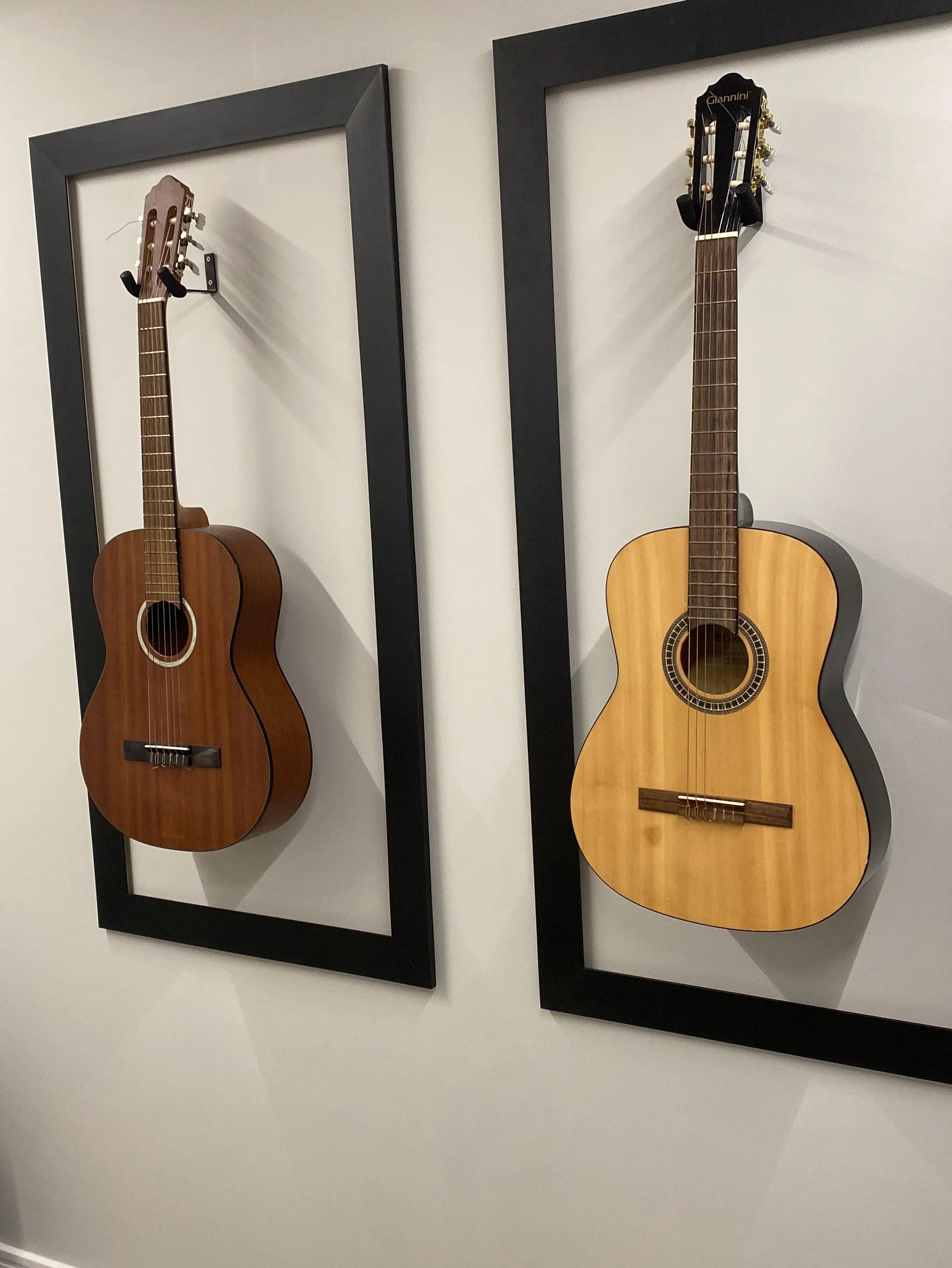 Violões expostos na escola Studio B Music, em Goiânia